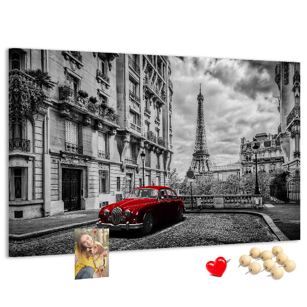 Bacheca in sughero con illustrazione di un'auto rossa a Parigi