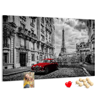 Bacheca in sughero con illustrazione di un'auto rossa a Parigi