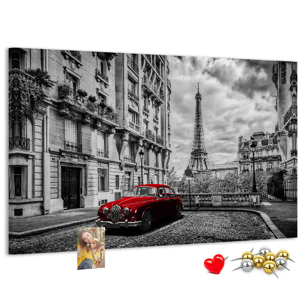 Bacheca in sughero con illustrazione di un'auto rossa a Parigi