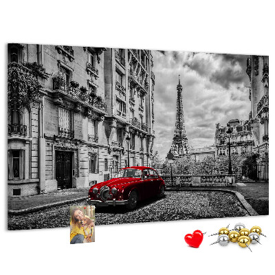 Bacheca in sughero con illustrazione di un'auto rossa a Parigi