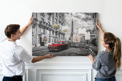 Bacheca in sughero con illustrazione di un'auto rossa a Parigi