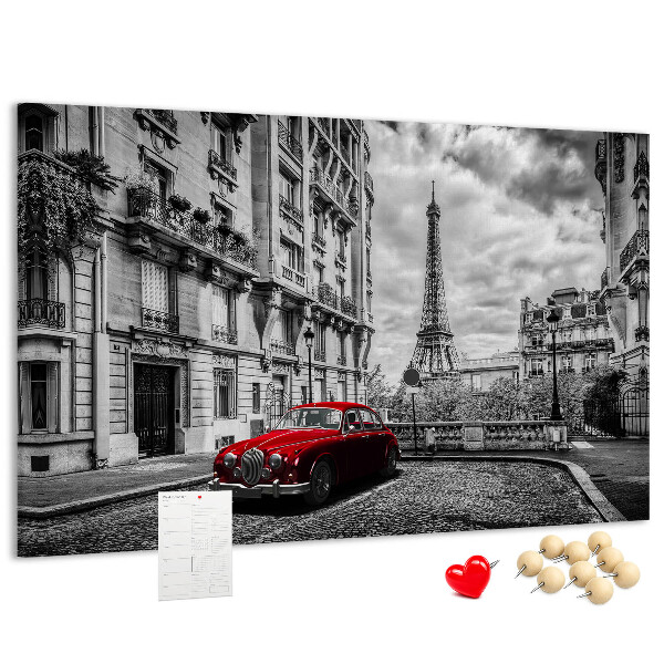 Bacheca in sughero con illustrazione di un'auto rossa a Parigi