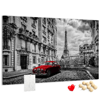 Bacheca in sughero con illustrazione di un'auto rossa a Parigi