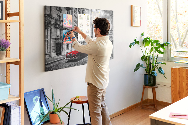 Bacheca in sughero con illustrazione di un'auto rossa a Parigi