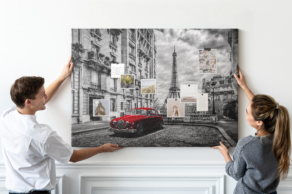 Bacheca in sughero con illustrazione di un'auto rossa a Parigi