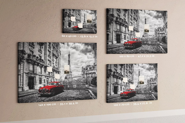 Bacheca in sughero con illustrazione di un'auto rossa a Parigi