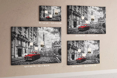 Bacheca in sughero con illustrazione di un'auto rossa a Parigi
