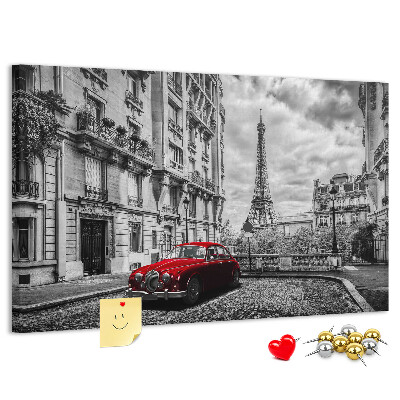 Bacheca in sughero con illustrazione di un'auto rossa a Parigi