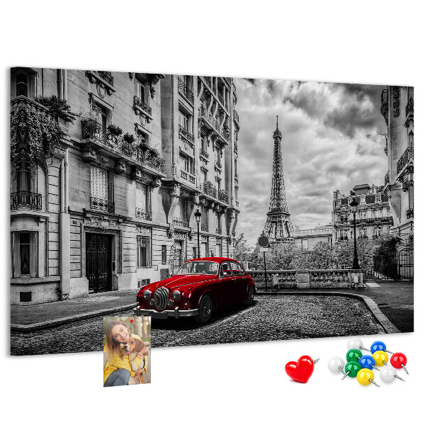 Bacheca in sughero con illustrazione di un'auto rossa a Parigi
