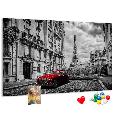 Bacheca in sughero con illustrazione di un'auto rossa a Parigi