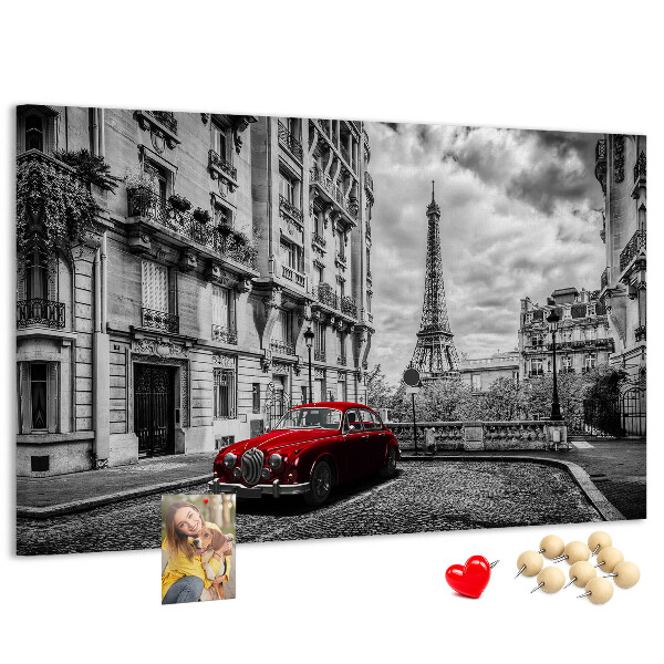 Bacheca in sughero con illustrazione di un'auto rossa a Parigi