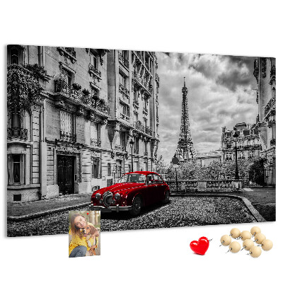 Bacheca in sughero con illustrazione di un'auto rossa a Parigi