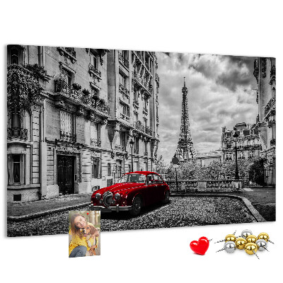 Bacheca in sughero con illustrazione di un'auto rossa a Parigi