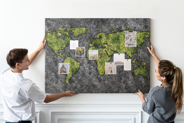 Bacheca in sughero mappa del mondo verde su sfondo grigio