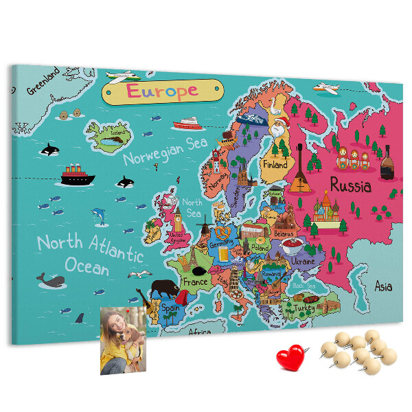 Lavagna di sughero mappa colorata dell'Europa con i nomi dei paesi