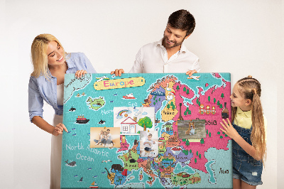 Lavagna di sughero mappa colorata dell'Europa con i nomi dei paesi