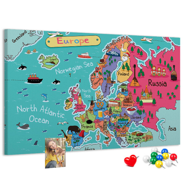 Lavagna di sughero mappa colorata dell'Europa con i nomi dei paesi
