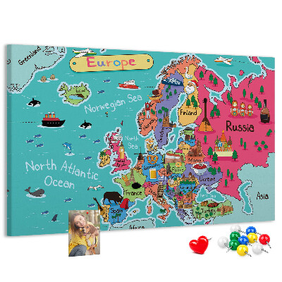 Lavagna di sughero mappa colorata dell'Europa con i nomi dei paesi