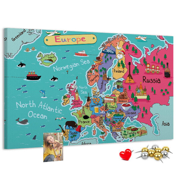 Lavagna di sughero mappa colorata dell'Europa con i nomi dei paesi