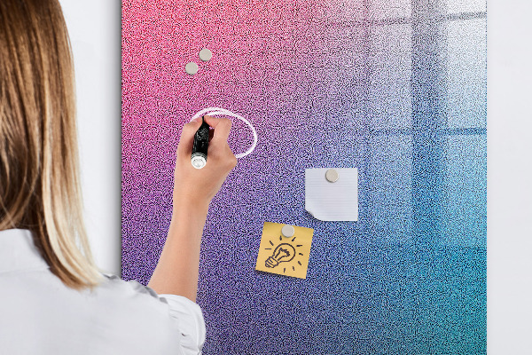 Lavagna magnetica scrivibile Una lavagna colorata per appunti e foto.
