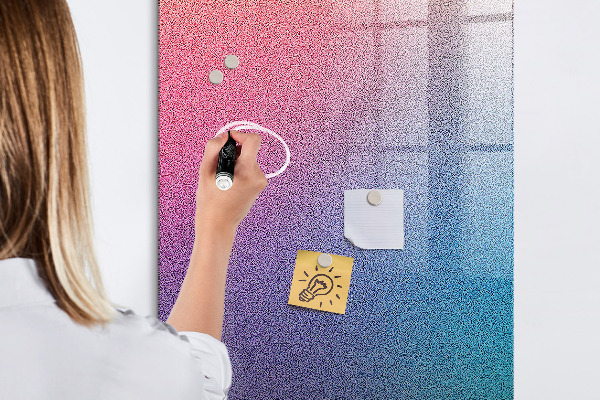 Lavagna magnetica scrivibile Una lavagna colorata per appunti e foto.