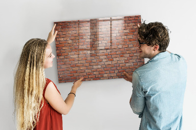 Lavagna magnetica con pennarelli Una bacheca su un muro di mattoni