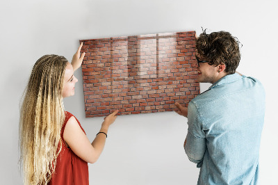 Lavagna magnetica con pennarelli Una bacheca su un muro di mattoni