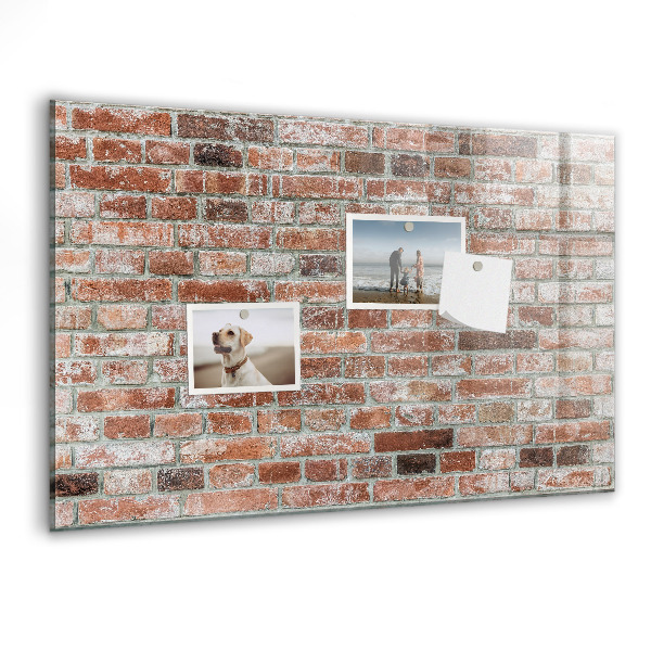 Lavagna magnetica con pennarelli Pannello fotografico su un muro di mattoni