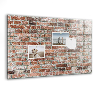 Lavagna magnetica con pennarelli Pannello fotografico su un muro di mattoni