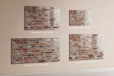 Lavagna magnetica con pennarelli Pannello fotografico su un muro di mattoni
