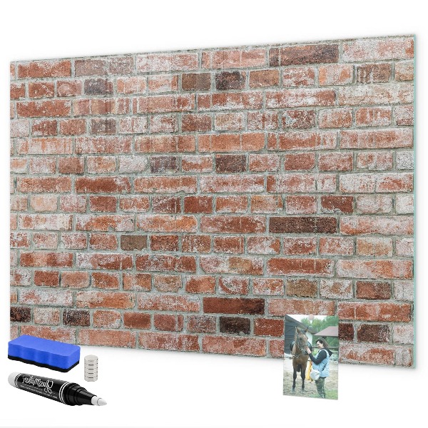 Lavagna magnetica con pennarelli Pannello fotografico su un muro di mattoni