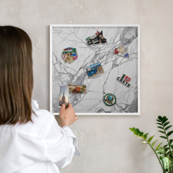 Lavagna magnetica da parete per calamite di colore bianco Eleganza del marmo