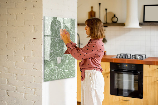 Lavagna magnetica con pennarelli Una lavagna colorata per foto e appunti.
