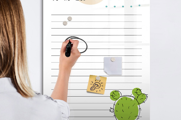 Lavagna magnetica scrivibile Una lista di cose da fare con un tocco creativo