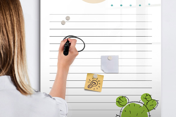 Lavagna magnetica scrivibile Una lista di cose da fare con un tocco creativo