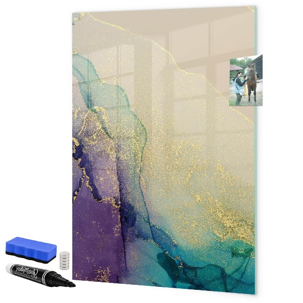 Lavagna magnetica scrivibile Ricordi colorati su una bacheca di sughero.