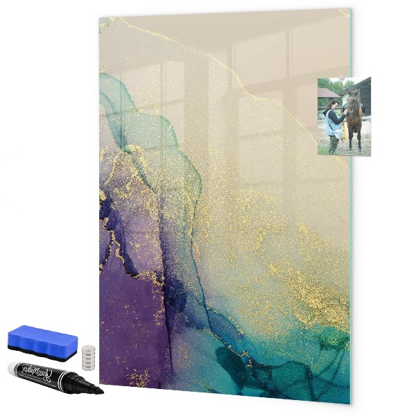 Lavagna magnetica scrivibile Ricordi colorati su una bacheca di sughero.