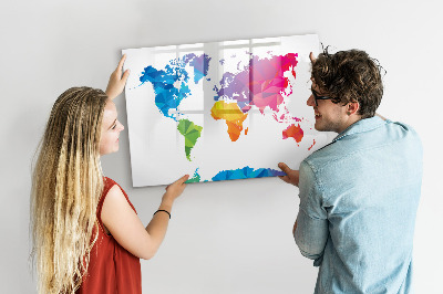 Lavagna magnetica con pennarelli Una mappa colorata per foto e appunti.