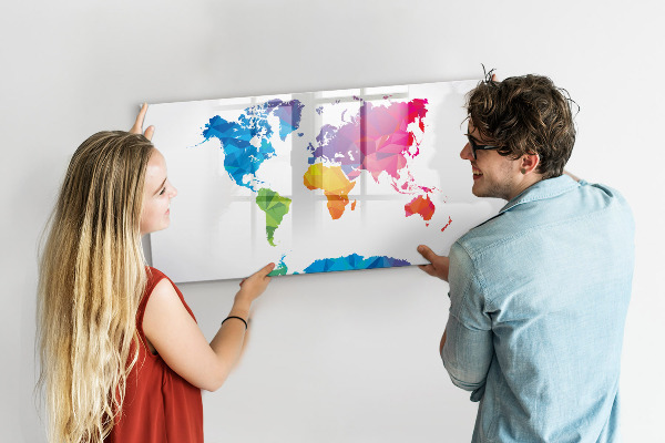 Lavagna magnetica con pennarelli Una mappa colorata per foto e appunti.