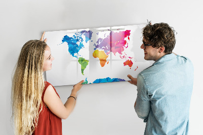 Lavagna magnetica con pennarelli Una mappa colorata per foto e appunti.