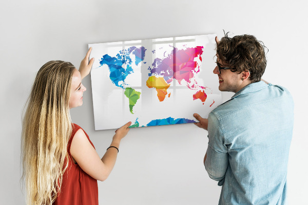 Lavagna magnetica con pennarelli Una mappa colorata per foto e appunti.