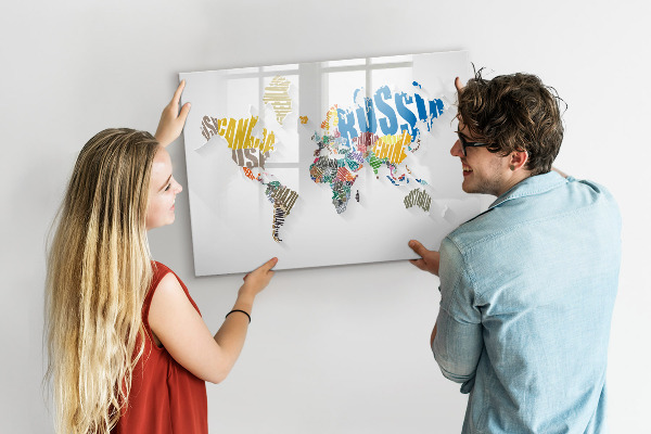 Lavagna magnetica con pennarelli Una mappa del mondo con ricordi personali