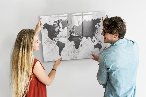 Lavagna magnetica con pennarelli Una mappa del mondo con ricordi e appunti.
