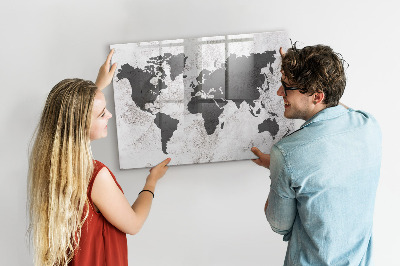 Lavagna magnetica con pennarelli Una mappa del mondo con ricordi e appunti.