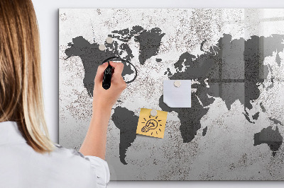 Lavagna magnetica con pennarelli Una mappa del mondo con ricordi e appunti.