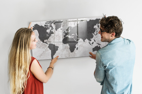 Lavagna magnetica con pennarelli Una mappa del mondo con ricordi e appunti.