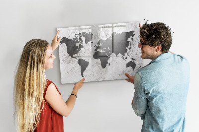 Lavagna magnetica con pennarelli Una mappa del mondo con ricordi e appunti.