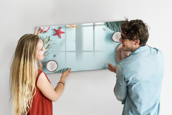 Lavagna magnetica con pennarelli Ricordi su uno sfondo marino dai colori vivaci.