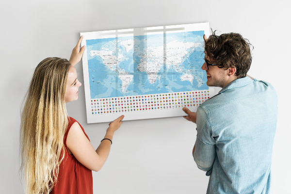 Lavagna magnetica con pennarelli Mappa del mondo con i luoghi da segnare