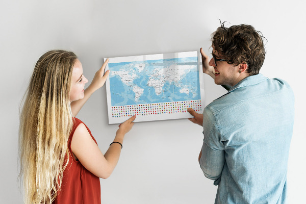Lavagna magnetica con pennarelli Mappa del mondo con i luoghi da segnare